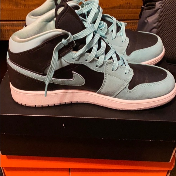 See pic for on box sneaker description - Picture 7 of 8